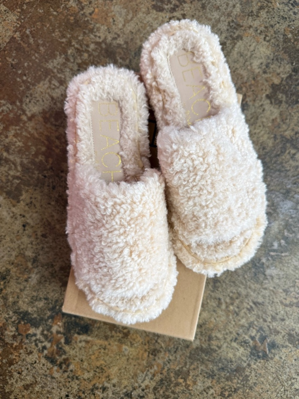 BEACH BY MATISSE Women’s Plush Slide Slippers in Cream NEW IN BOX - Picture 4 of 4
